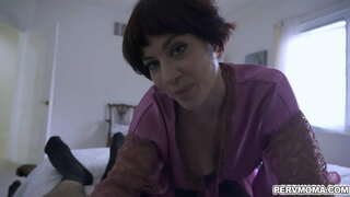 אמא חרמנית ג &#039; סיקה ריאן לוקח את הבן החורג שלה למצוץ את זין צעיר