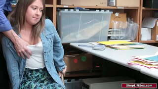 Fata bruneta este prins furând și ofițerul îi pedepsește pe ei.El bâjbâie ei sani mici și domină ei să-i dea un bj.Apoi el se culcă cu ea păsărică