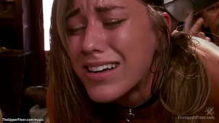 Gekoppel bunette slaaf in onderklere Rilynn Rae squating op vibrator op&#039;n stok en trillende twee hoere dan met Casey Calvert anale fucked op bdsm party in die Boonste Vloer