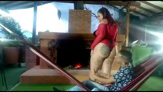 Я трахнул девушку из обслуживания в мотеле, потому что моя девушка меня положила на лопатки, посмотрите, как я её оттрахал на камине и в гамаке с Lustylatinasex