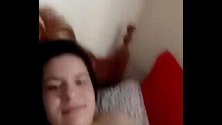 Jerking oddi ar y pussy yn y bore