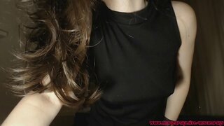 חלב נוטף מים דרך השמלה שלי.