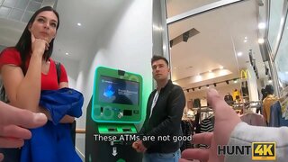 HUNT4K. Človek gleda, kako se njegova lepota dobi prodrli z neznancem