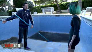 ���ີ້ລຸ້ນທີ່ມີຜົມສີຂຽວເລິຍໍາແລະມີກ່ຽວກັບໃບຫນ້າ