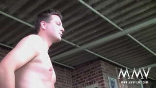 Redhead swinger pigtails Nicole S massaging bere big knockers, xurgatzen bi ziztadak eta lortzean facialized threesome batean